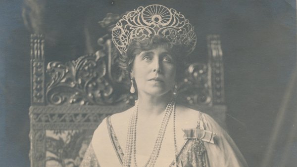 Cazinoul din Constanța și Art Safari prezintă expoziția „EA: Regina și Marea”