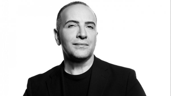 Răzvan Mazilu: „Eu consider faptul de a fi pe scenă o mare bucurie. O mare șansă. Și faptul că sunt dansator – o profesie a tinereții –, faptul că dansez pe scenă la 50 de ani este un cadou, o șansă și o bucurie fără seamăn”