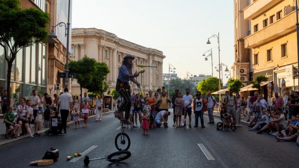 Spectacole de animație, acrobații și ateliere pentru copii la „Străzi Deschise – București” în acest weekend