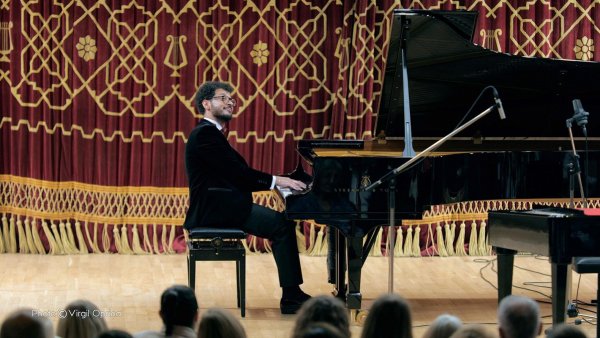 Cătălin Răducanu revine în septembrie 2025 cu a treia ediție a Turneului Național „Un artist, un pian, un țambal – clasic, jazz, folclor”