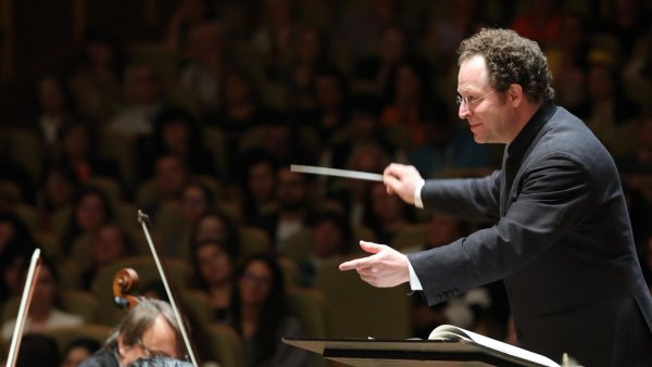 John Axelrod dirijează Simfonia a 9-a de Mahler, cu bagheta primită de la Leonard Bernstein