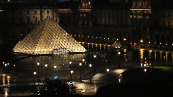 Muzeul Luvru din Paris, închis în urma unui jaf