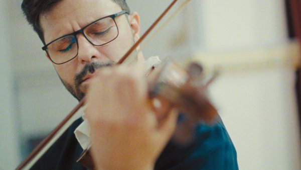 Renumitul violonist român Răzvan Stoica va cânta încă 25 de ani pe vioara Stradivarius 1729 „Ex Ernst”, un instrument de patrimoniu universal, estimat la aproximativ 10 milioane de euro