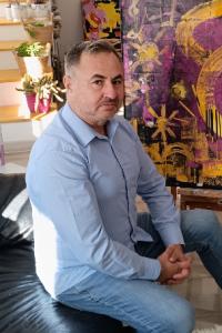 Florin Preda Dochinoiu - „Atelierul este spațiul unde creezi, unde muncești, unde trăiești. La mine atelierul este întreaga casă, în fiecare încăpere există câte un șevalet (...)”