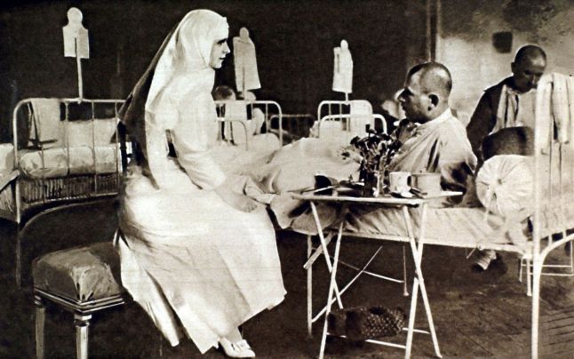 Regina Maria intr-un spital de campanie