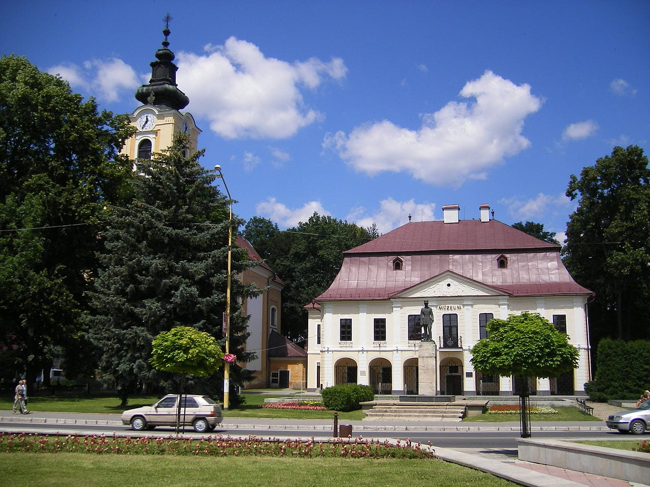 BREZNO 2 - 3 - Biserica catolica si muzeul orasului