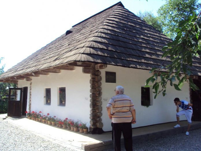 Casa-memorială-Ion-Creangă-Humuleşti-august-2012-696x523