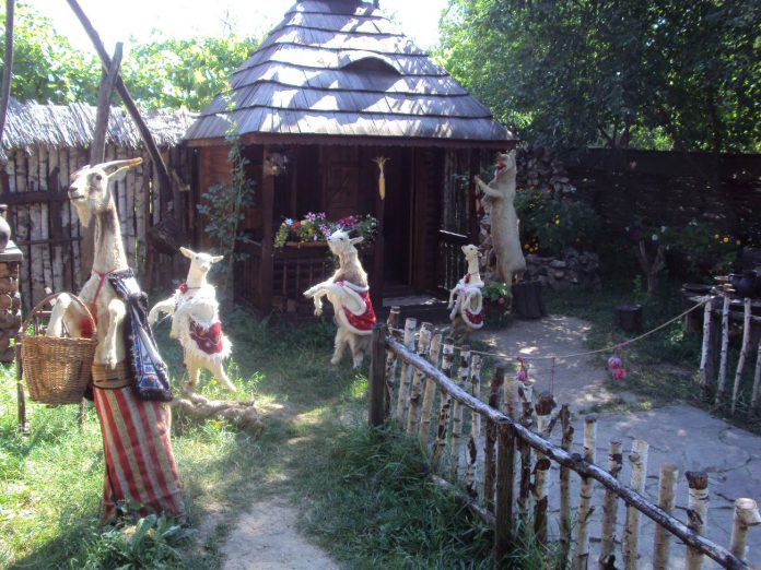 Casa-memorială-Ion-Creangă-Humuleşti-august-2012-e-696x522