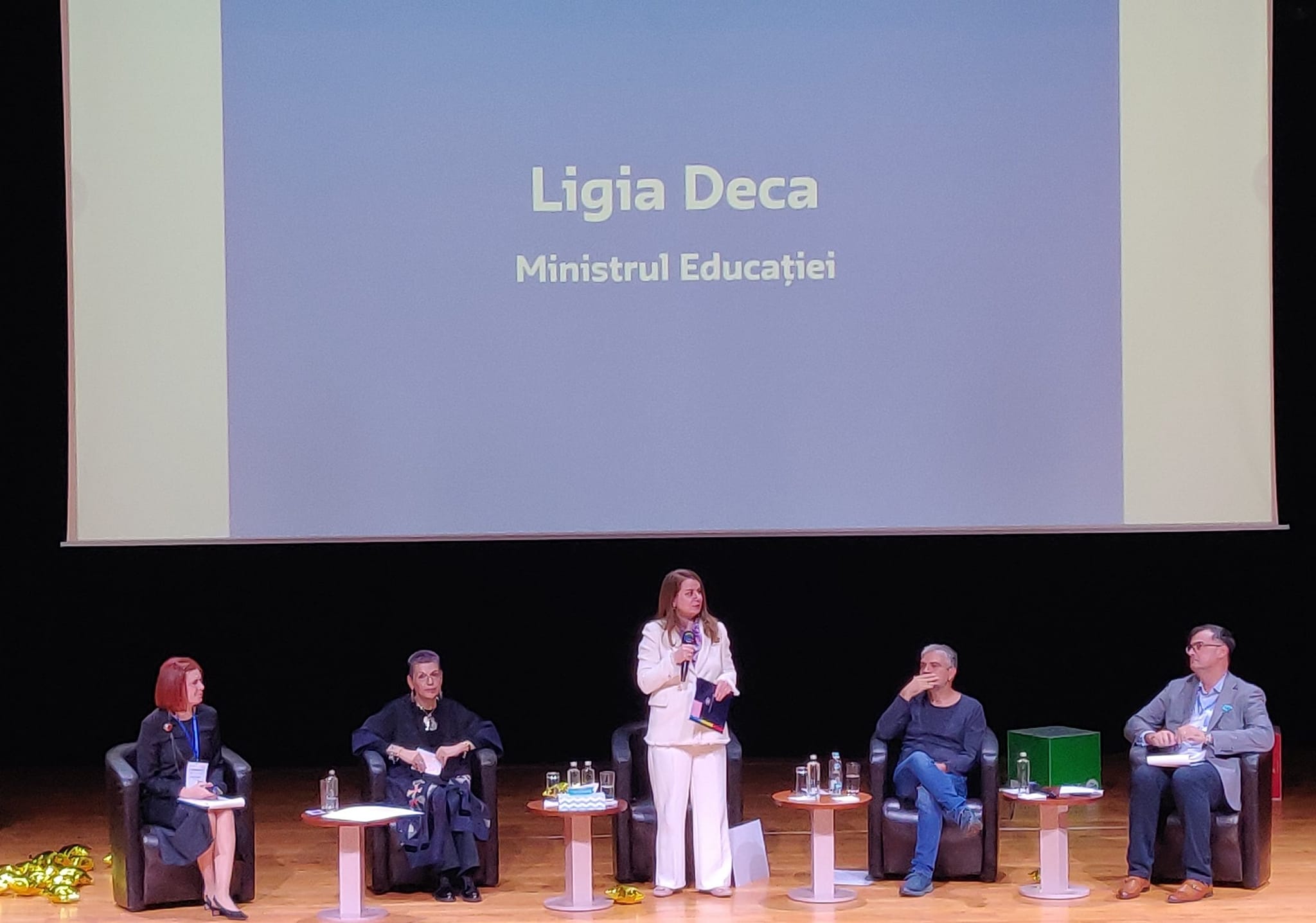 Conferința Erasmus+ România, 2023, Experiențe -deschiderea oficială. De la stânga la drwapta: Andra Dobre (expert comunicare ANPCDEFP), Monica Calotă (director ANPCDEFP), Ligia Deca (ministrul educației), Bogdan Gioară (politolog și economist), Adrian Georgescu (director-adjunct ANPCDEFP).