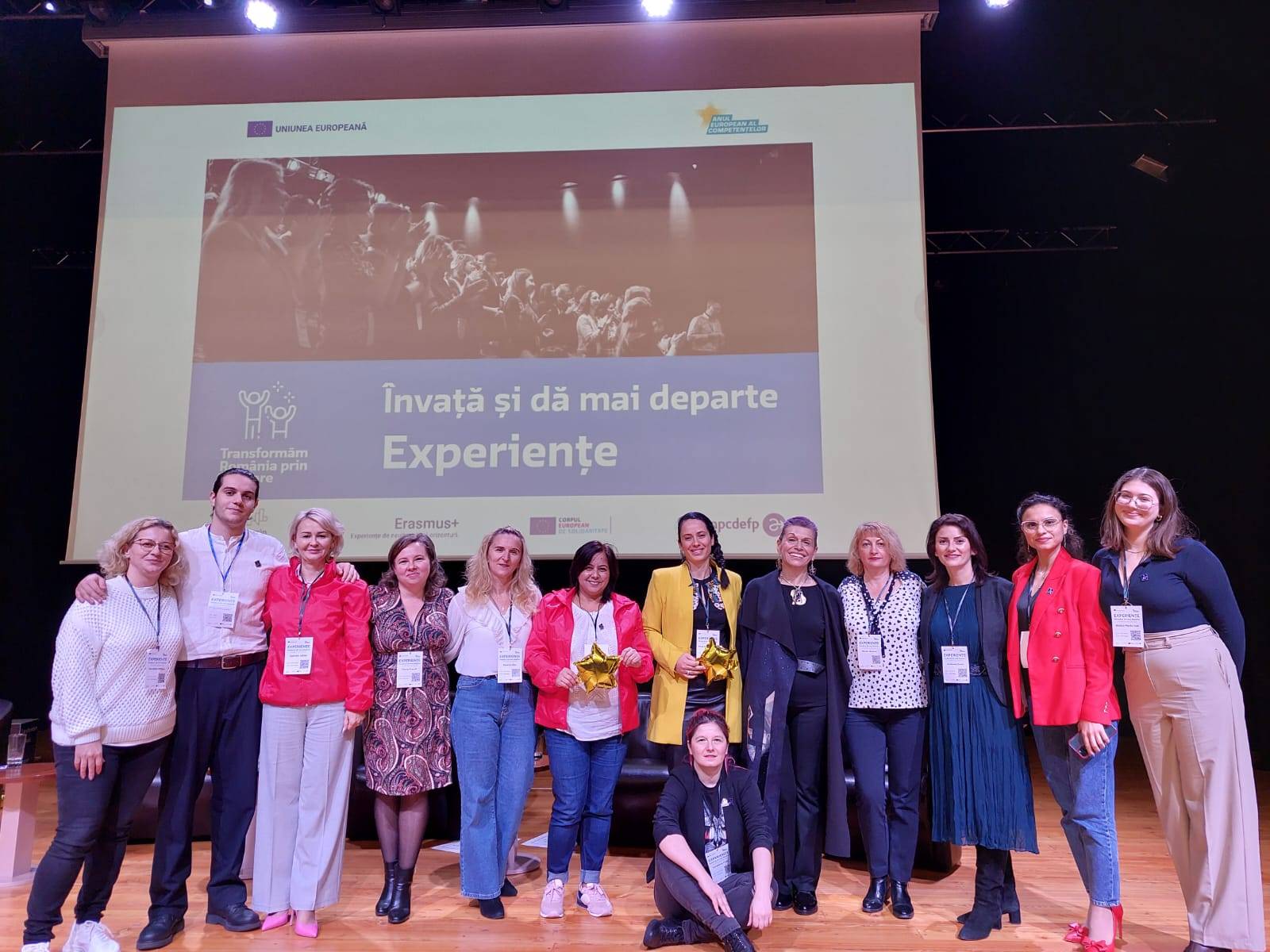 Ambasadorii Erasmus+ România, delegați la Conferința Experiențe și directoarea Monica Calotă (a cincea din dreapta)