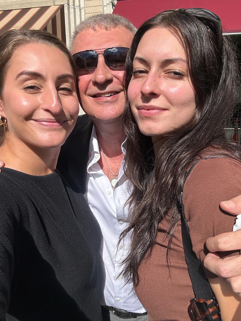 Cu cele două fiice ale sale