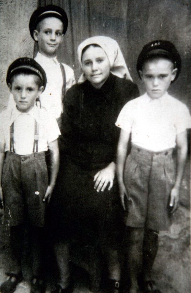 Maria Mirciov (mama) cu copiii Rafael, Ion și Petru, la Valea Viilor în 1955