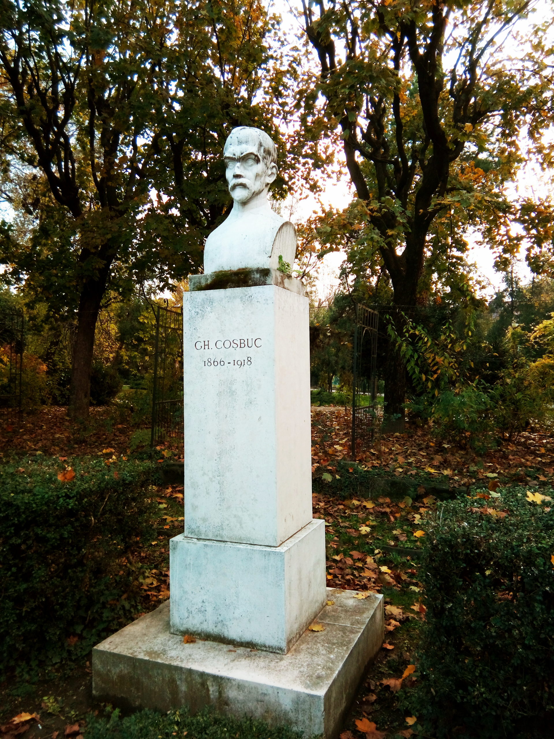 Statuia lui George Coşbuc – Rotonda scriitorilor – Parcul Cişmigiu din Bucureşti