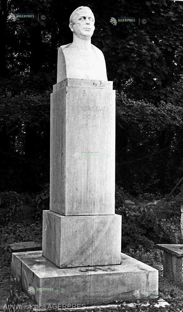 Aferpres,Rotonda scriitorilor (Rondul Roman) din Parcul Cişmigiu; statuia lui Octavian Goga, 1943