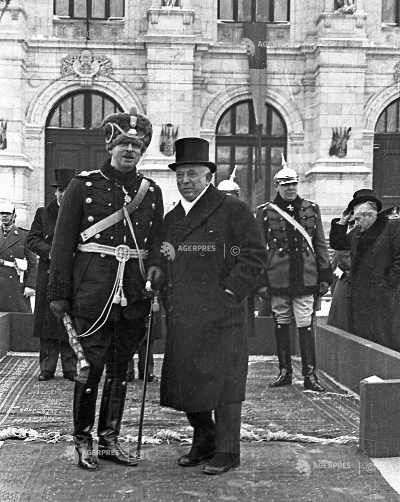 Ceremonialul aruncării Sfintei Cruci de sărbătoarea Bobotezei, ţn prezenţa Regelui Carol al II-lea al României (stg) şi a premierului Octavian Goga (dr).  Foto: (c) Arhiva istorică AGERPRES