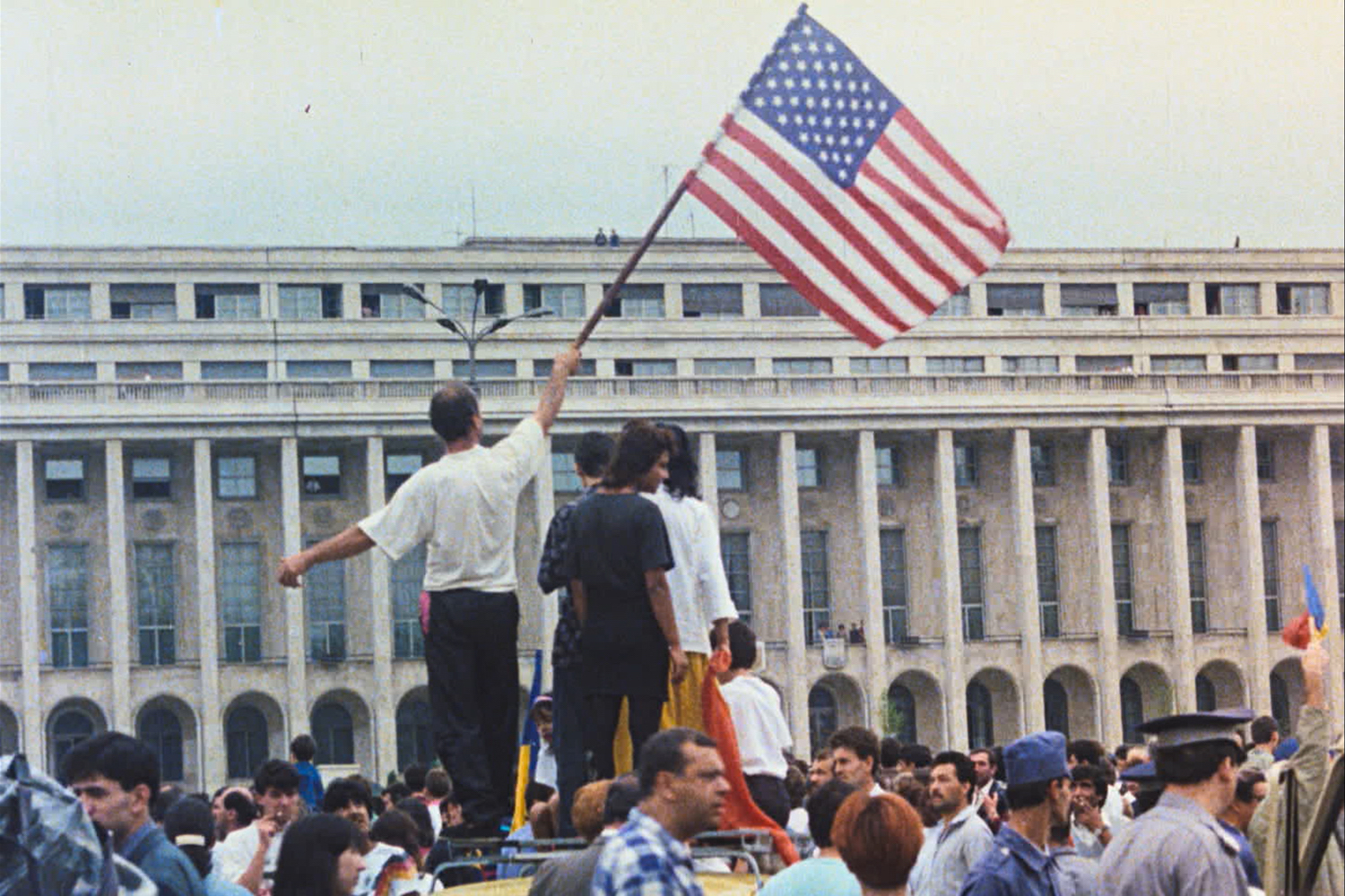 Între revoluții