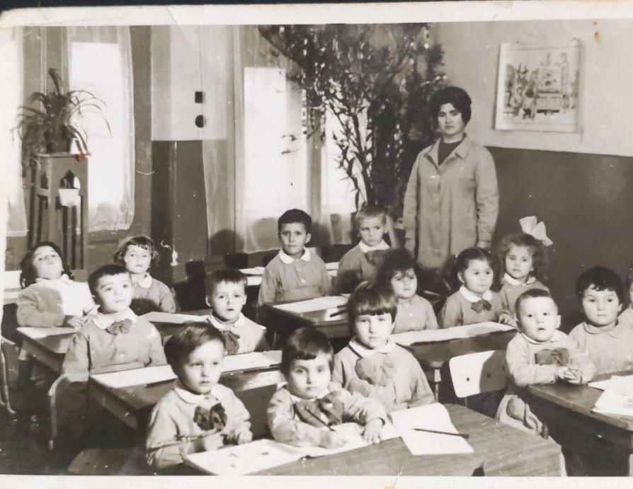 Arhiva personală Maria Răducanu. La grădiniță. Cea cu fundă în cap