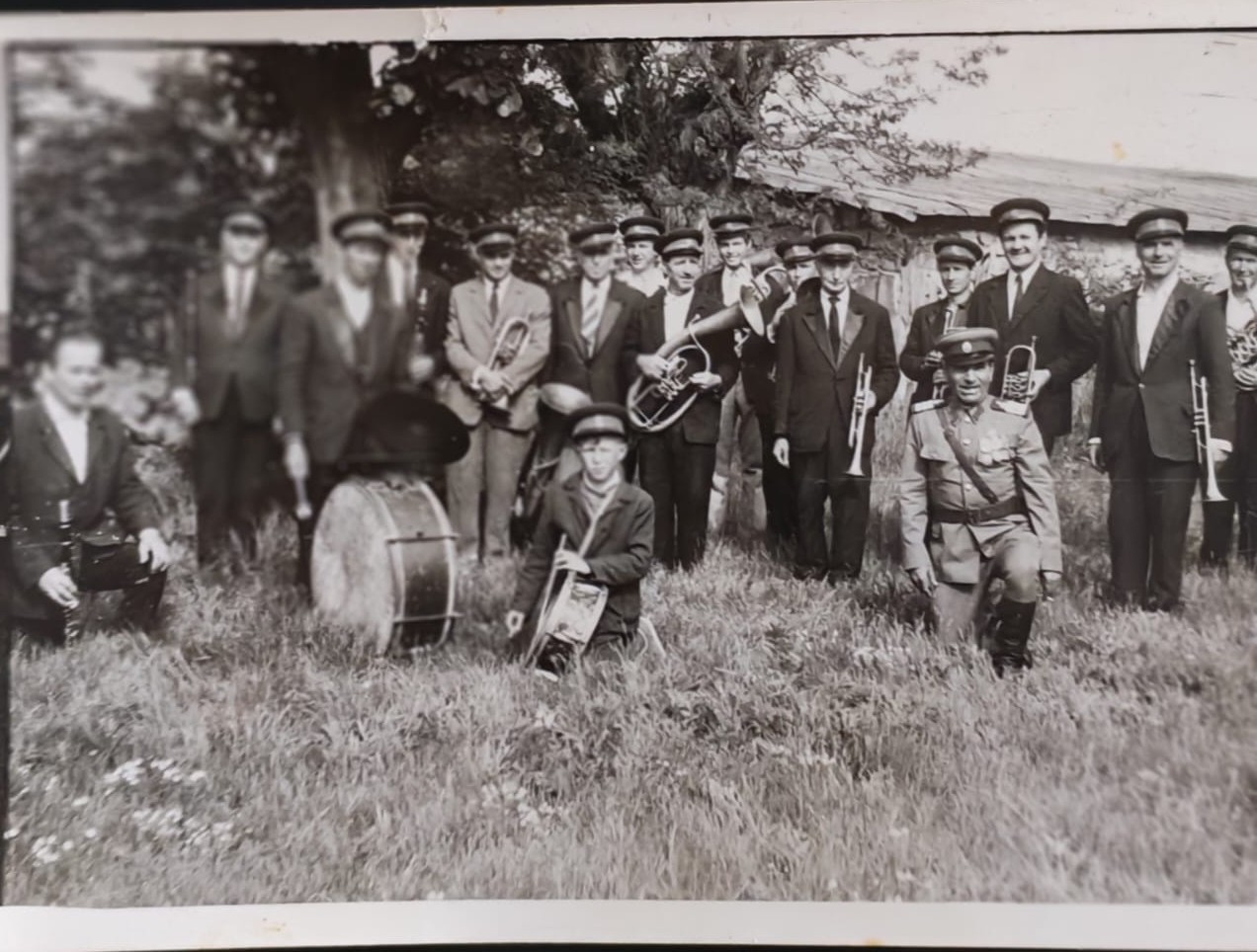 Tata(stânga jos) cu fanfara din cartierul Corni.