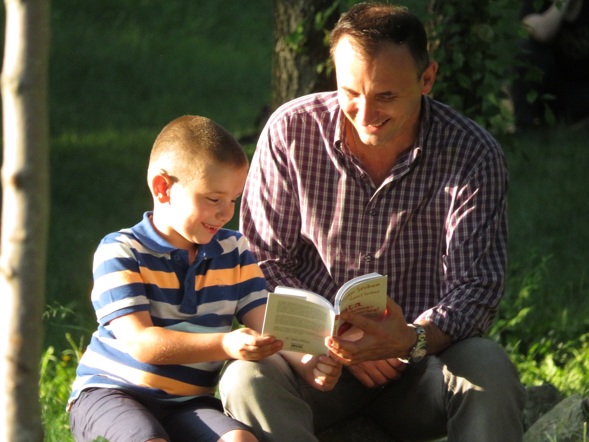 Cu fiul sau Tudor, citind din cartea Tata, eu glumesc serios!