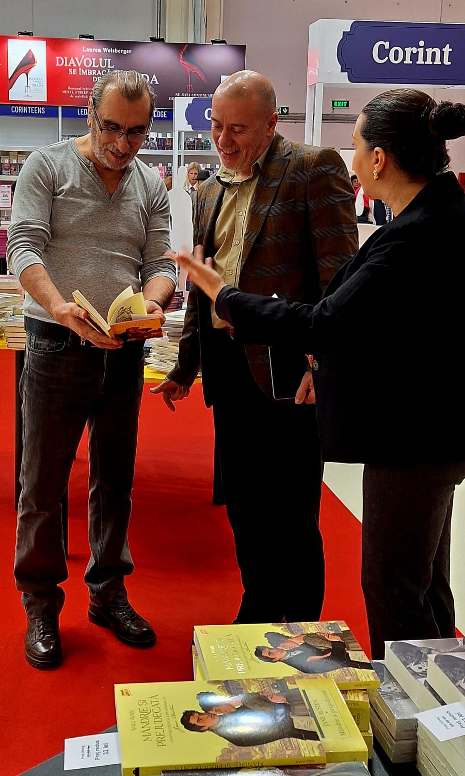 Ministrul Culturii primește volumul grafic de la Vali Ivan