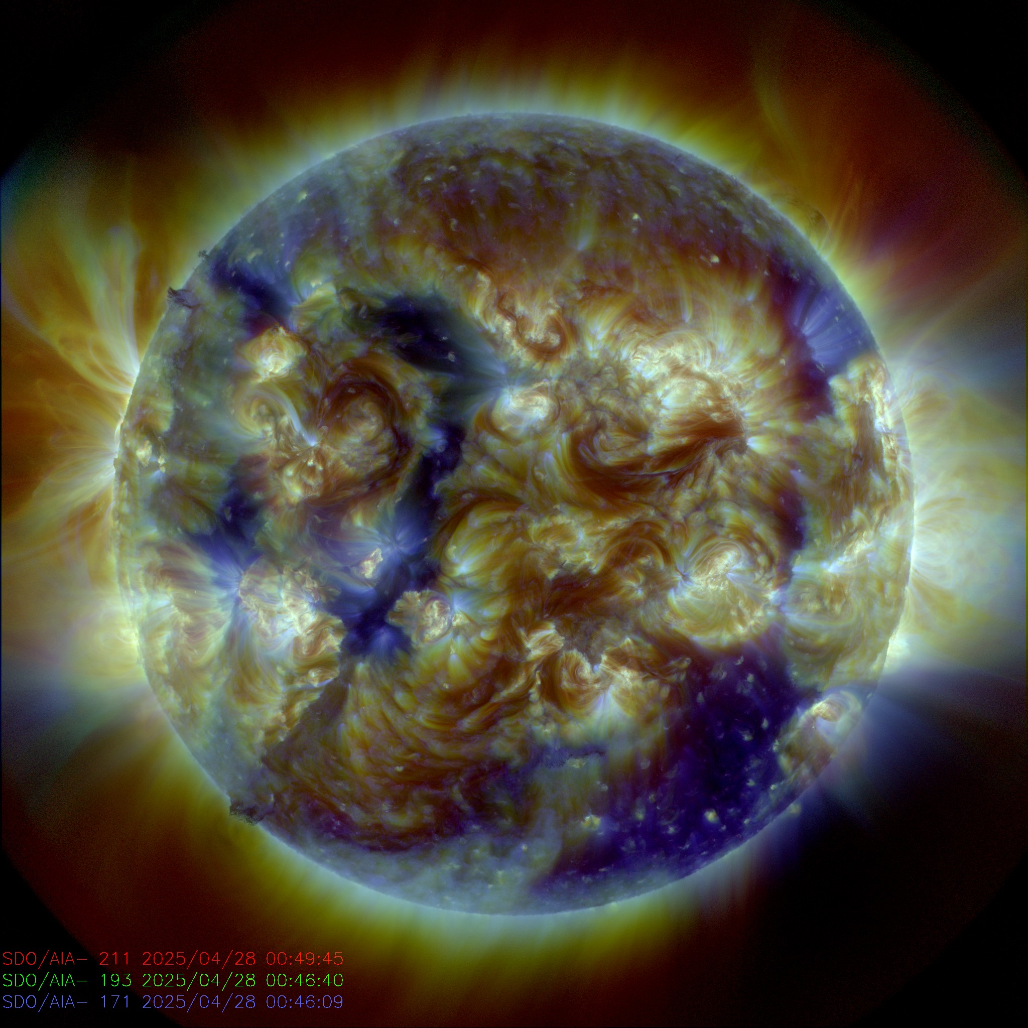 „Imagine a Soarelui înregistrată în 28/04/2024 de satelitul Solar Dynamics Observatory (SDO) al NASA în spectrul Extreme UV (trei lungimi de undă (171, 193, 211 Angstromi).  Imaginea evidențiază plasma din corona solară (atmosfera soarelui). Concluzia: Soarele a fost relativ calm. La fel si câmpul geomagnetic.” - Mihai Echim