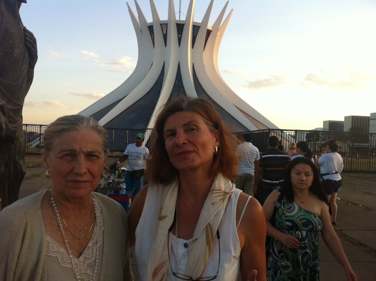 Sao_Paulo_catedrala_facuta_de__Oscar_Niemeyer_cu_mama_,2013