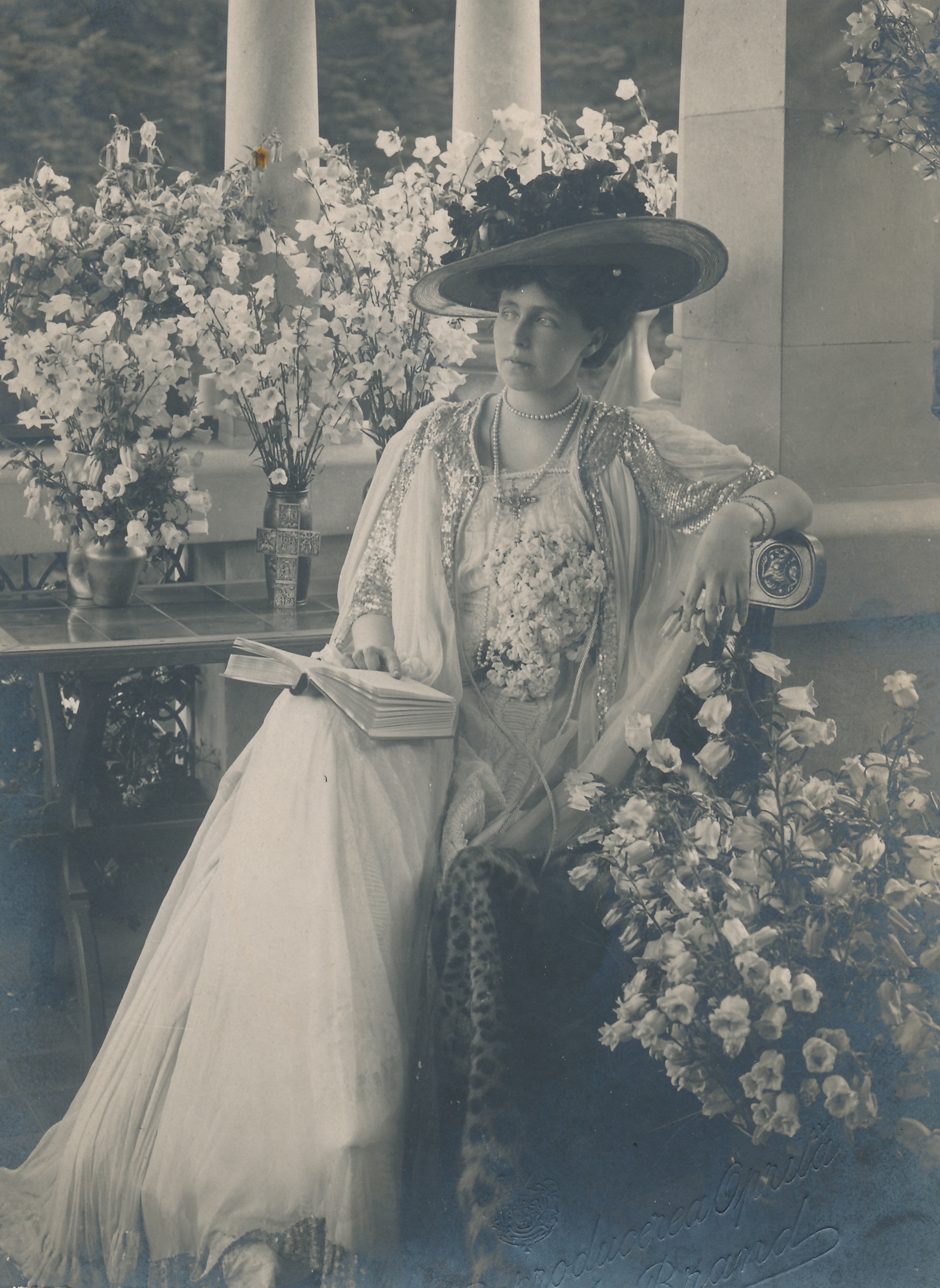 Carte poştală, Principesa Maria a României în balconul Castelului Pelişor - Datare cca 1905-1907, Atelier fotografic Alfred Brand, Sinaia
