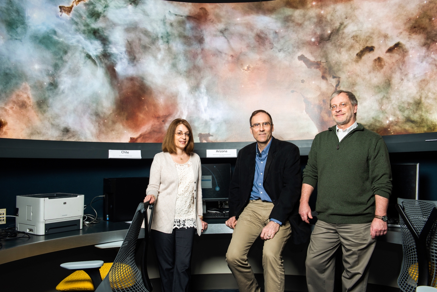 La Southern Connecticut State University cu doi colegi astronomi, Dr. Elliott Horch and Dr. Terry Girard in camera de remote observing (observații la distanță). Aici facem observații la telescoape din Arizona, Chile, Hawaii. (2021)