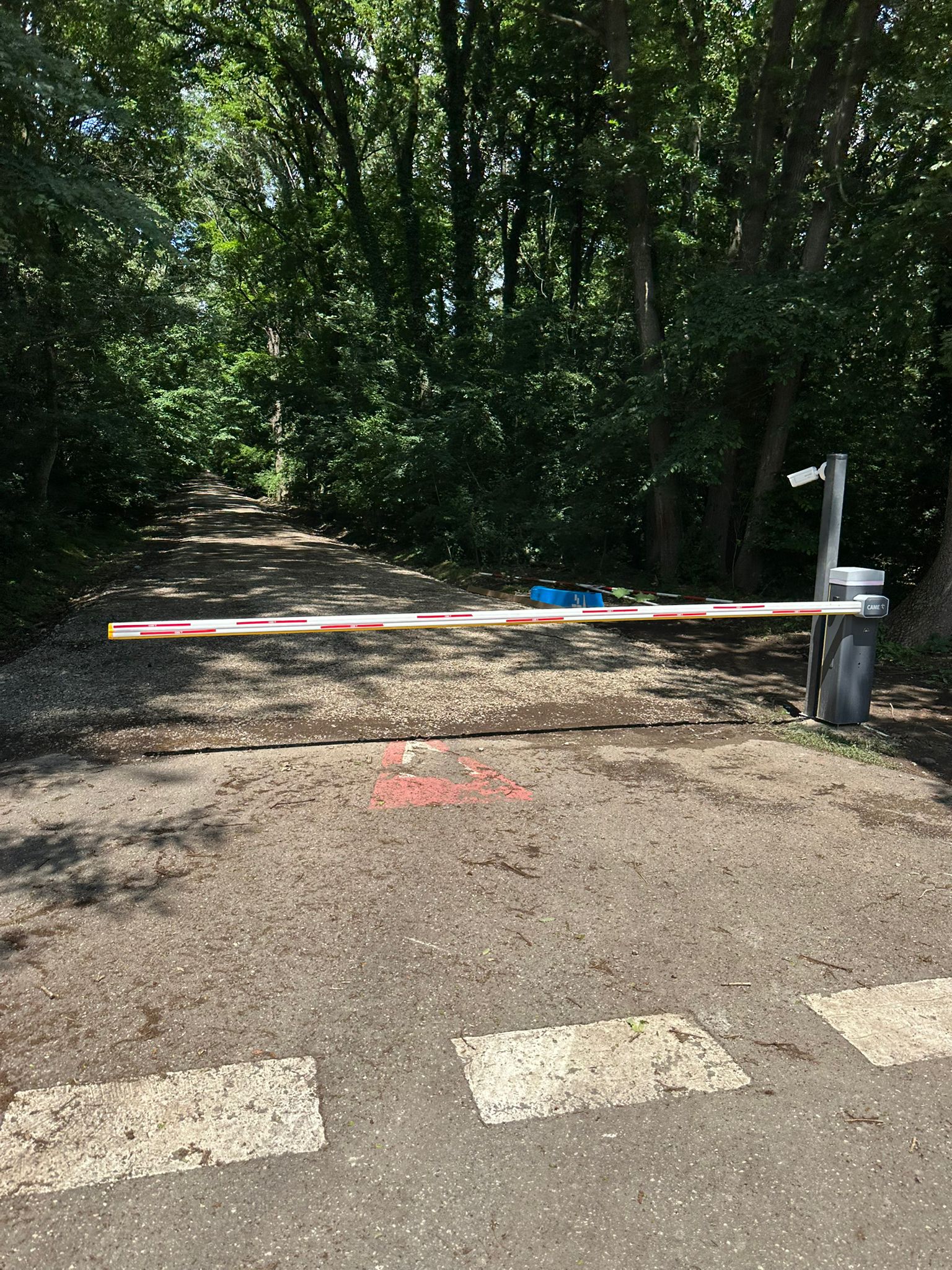 Bariera automată montată pentru mașinile locuitorilor din cartierul Greenfield