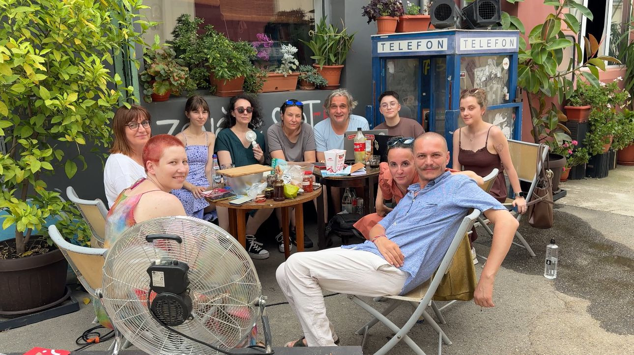 Maria Manea, Mihaela Rădescu, Larisa Popa, Elena Găgeanu, Gabi Albu, eu, Anna Aroș, Tania Drăghici, Mihaela Michailov, Viorel Cojanu -  echipa Replika. Credit foto arhiva Replika