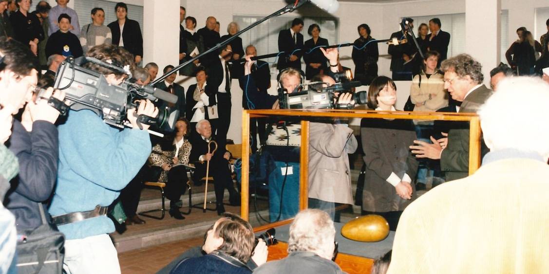 Prezentarea lucrării Le commencement du Monde în ianuarie 1996, fotografie din colecția Kröller-Muller Museum.