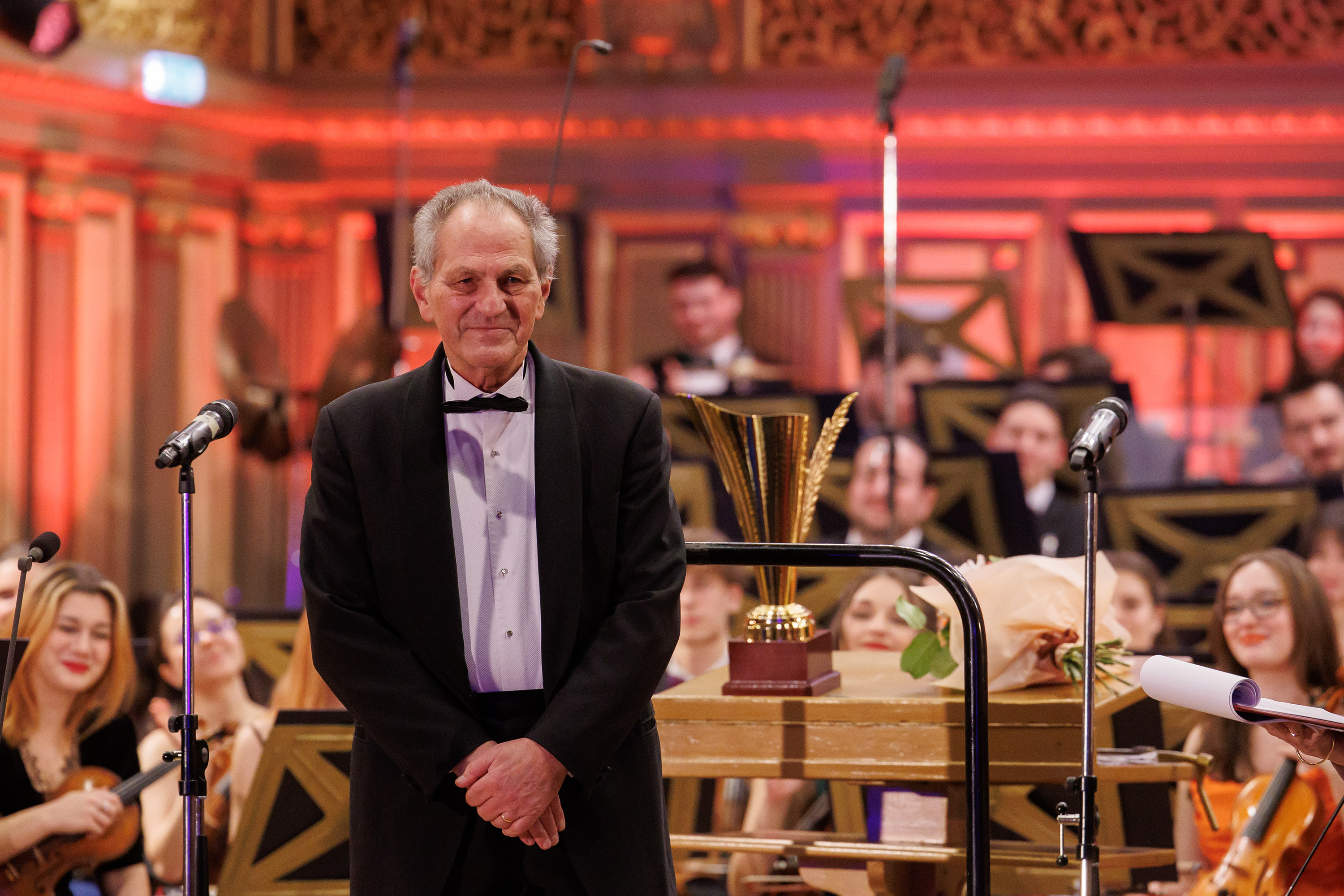 Cristian Mandeal cu Trofeul Musicrit