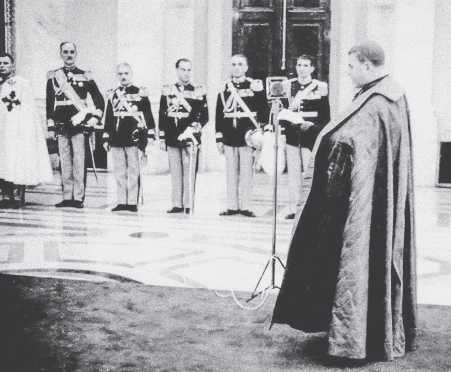 ANIC, Colecția Documente Fotografice, BU-F-01073-1-05763  Nunțiul papal, Andrea Cassulo, rostind discursul la ceremonia  de Anul Nou 1938/1939. În plan secund: adjutanții regali (de la  stânga la dreapta) Gheorghe Mihail, Eugen Zwiedineck, Radu Rusescu,  Mihail Mihăilescu, Dumitru Dămăceanu, Mircea Tomescu.