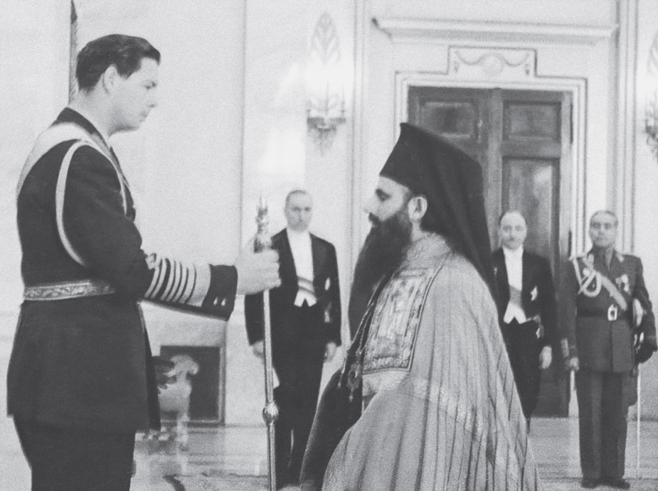 Arhiva Istorică Agerpres  Ultima învestitură regală a ierarhilor Bisericii Ortodoxe Române, în  Sala Tronului din Palatul Regal, 22 decembrie 1947. Justinian Marina,  mitropolitul Moldovei, primește cârja arhiepiscopală din mâinile regelui Mihai.  În plan secund, Curtea, de la stânga la dreapta: Dimitrie Negel, mareșalul  Curții, Octav Ulea, maestrul Curții, și prim-adjutantul Emilian Ionescu.