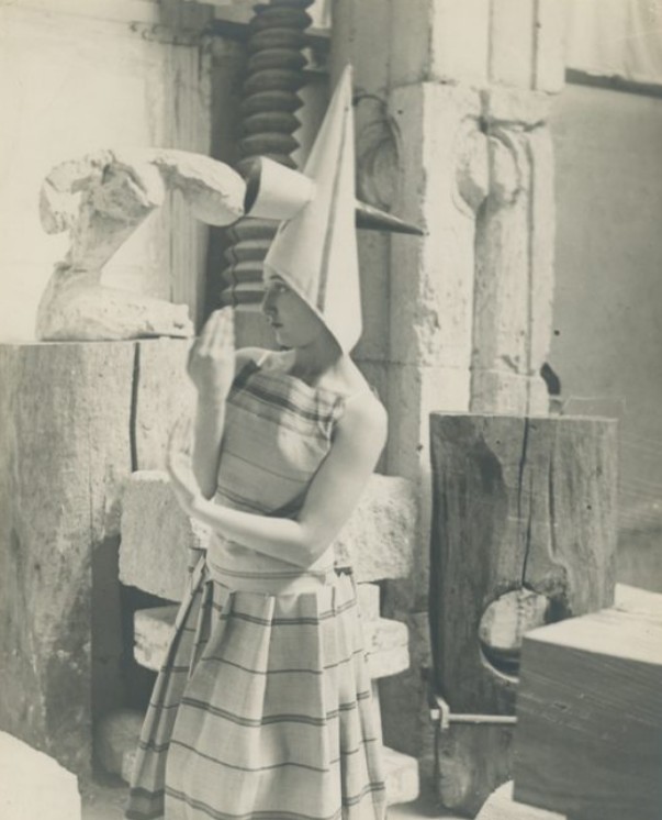Fotografie realizată de Constantin Brâncuși, Lizica Codreanu în atelier interpretând Gymnopediile de Erik Satie, 1922, Nouveau Musée National de Monaco