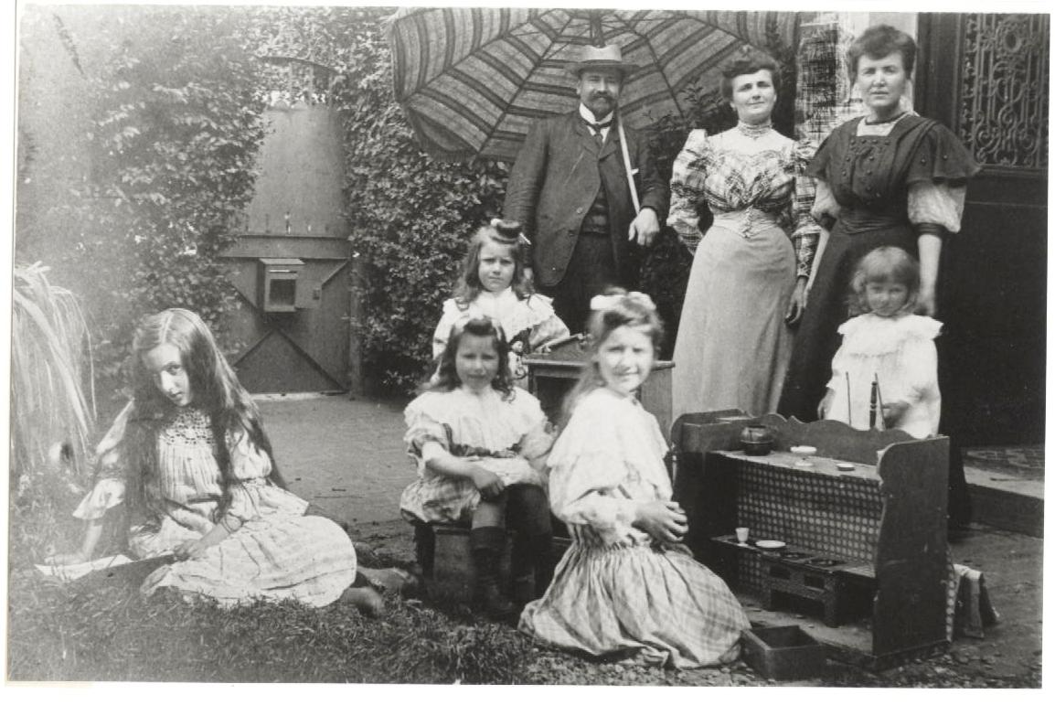 Fotografiile reprezintă familiile Farchy și Halfon