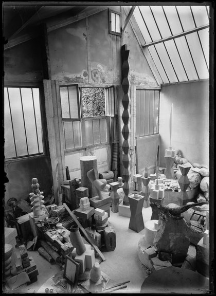 Constantin Brancusi, Atelier, um 1926, Foto: Centre Pompidou, MNAM-CCI/Dist. GrandPalaisRmn, © Succession Brancusi - All rights reserved / VG Bild-Kunst, Bonn 2025