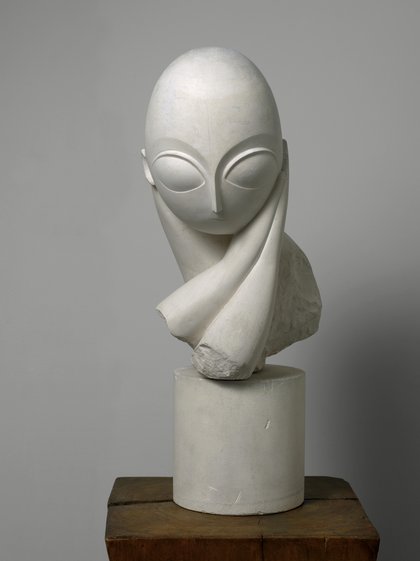 Constantin Brancusi, Mlle Pogany I, 1912-1913, Gips, Foto: Centre Pompidou, MNAM-CCI/Philippe Migeat/Dist. GrandPalaisRmn, © Succession Brancusi - All rights reserved / VG Bild-Kunst, Bonn 2025