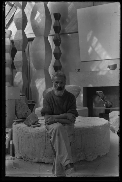 Constantin Brancusi, Selbstportrait im Atelier, um 1934, Foto: Centre Pompidou, MNAM-CCI/Dist. GrandPalaisRmn, © Succession Brancusi - All rights reserved / VG Bild-Kunst, Bonn 2025